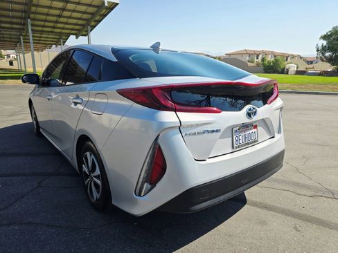 Used 2018 Toyota Prius Prime Premium image 6