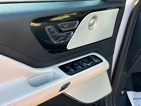 Used 2025 Lincoln Aviator Reserve w/ Luxury Package RWD image 18