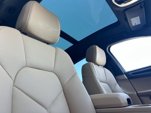 Certified 2026 Porsche Macan AWD/4WD image 17