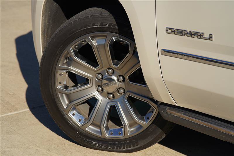 Used 2015 GMC Yukon Denali w/ Premium Package AWD/4WD image 18