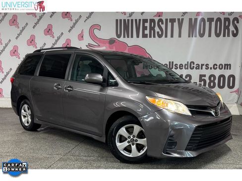 Used 2018 Toyota Sienna LE w/ Carpet Mat Package FWD image 1