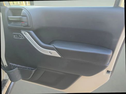 Used 2017 Jeep Wrangler Unlimited Rubicon w/ Connectivity Group image 17