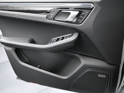 Certified 2025 Porsche Macan AWD/4WD image 22
