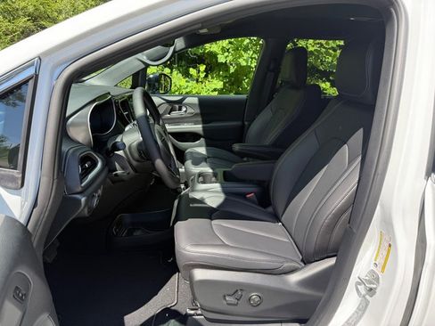 New 2026 Chrysler Pacifica Select image 12