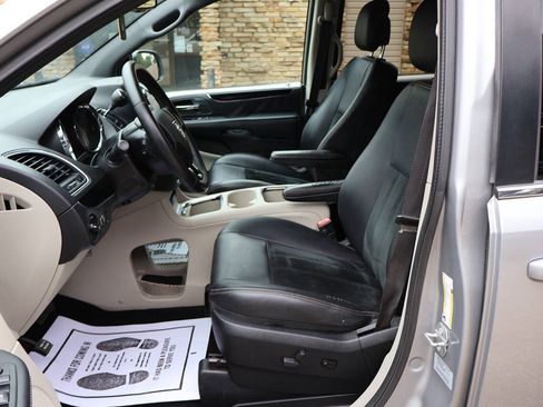 Used 2017 Dodge Grand Caravan SXT FWD image 17
