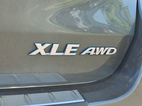 Used 2018 Toyota Highlander XLE w/ Carpet Mat Package (TMS) AWD/4WD image 30