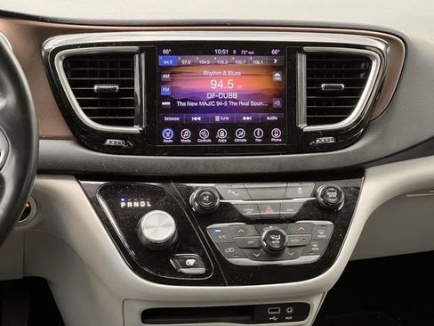 Used 2017 Chrysler Pacifica Touring-L Plus image 17