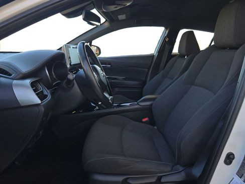 Used 2019 Toyota C-HR XLE image 9