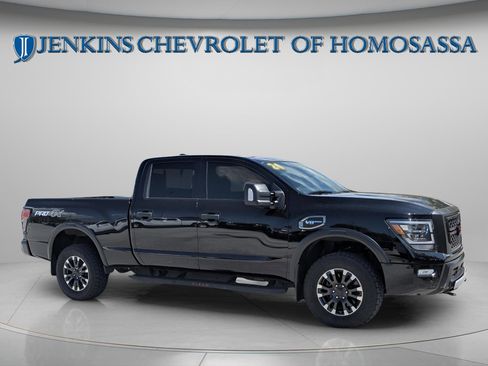 Used 2024 Nissan Titan PRO-4X w/ Pro-4x Convenience Package image 2