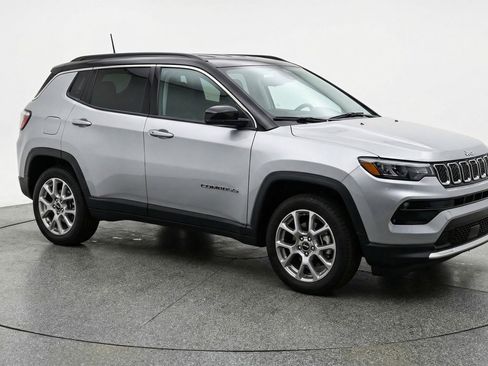 Used 2025 Jeep Compass Limited image 1