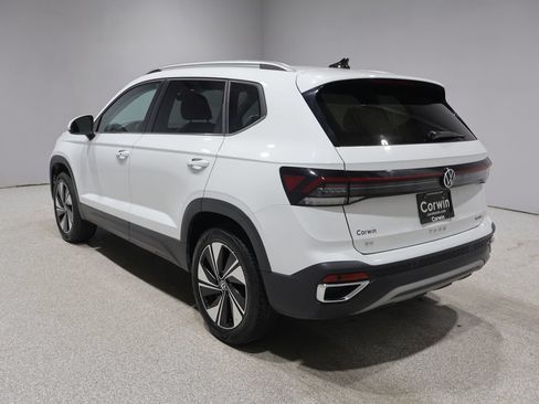 Used 2025 Volkswagen Taos SE AWD/4WD image 5