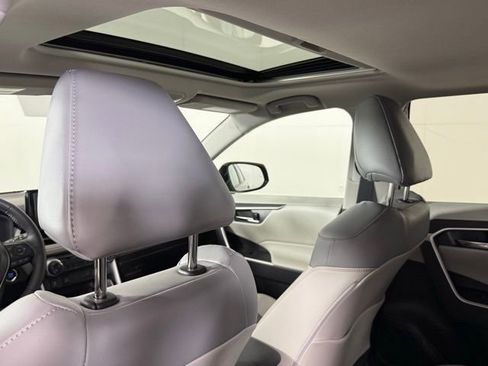 Used 2022 Toyota RAV4 XLE Premium image 27