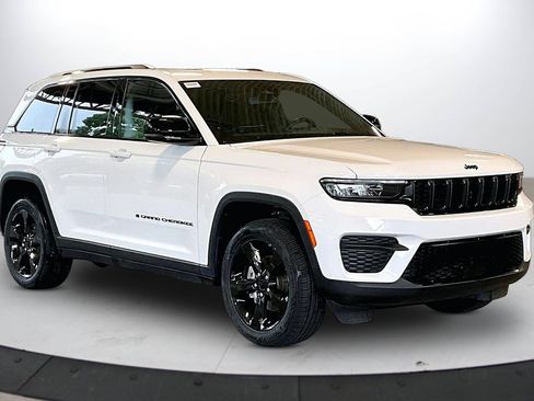 Used 2023 Jeep Grand Cherokee Altitude AWD/4WD image 2