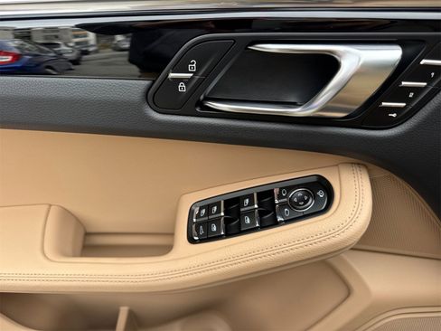 Used 2025 Porsche Macan image 12