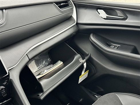 New 2025 Jeep Grand Cherokee L Altitude image 18