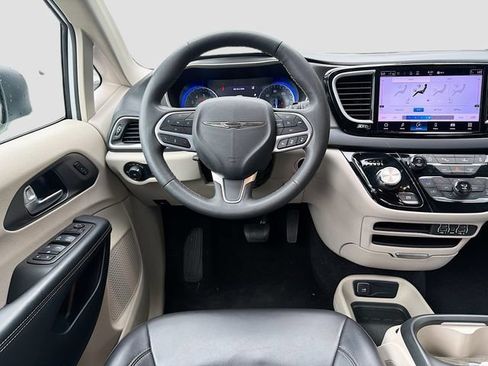 Used 2023 Chrysler Pacifica Touring-L FWD image 26