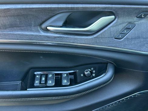 Used 2022 Jeep Grand Cherokee L Overland w/ Luxury Tech Group IV AWD/4WD image 11