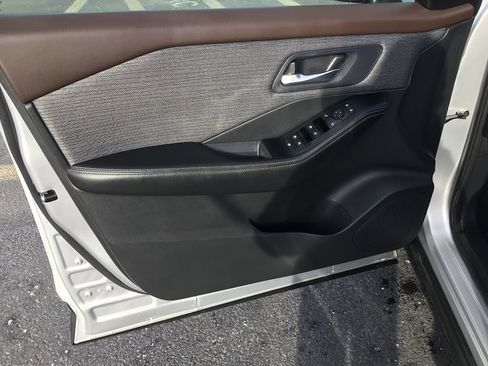 Used 2023 Nissan Rogue SV image 9