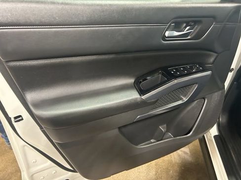 Used 2023 Nissan Pathfinder SL AWD/4WD image 27