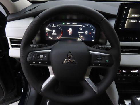 Used 2025 Mitsubishi Outlander SE FWD image 14