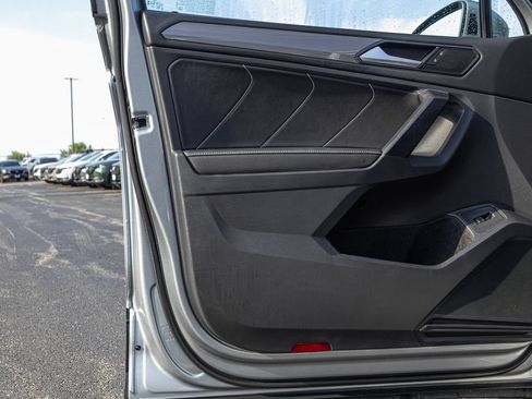 Used 2023 Volkswagen Tiguan SE w/ Panoramic Sunroof Package FWD image 28
