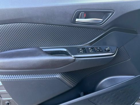 Used 2018 Toyota C-HR XLE FWD image 18
