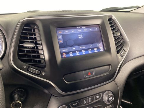 Used 2019 Jeep Cherokee Latitude w/ Popular Appearance Group AWD/4WD image 27