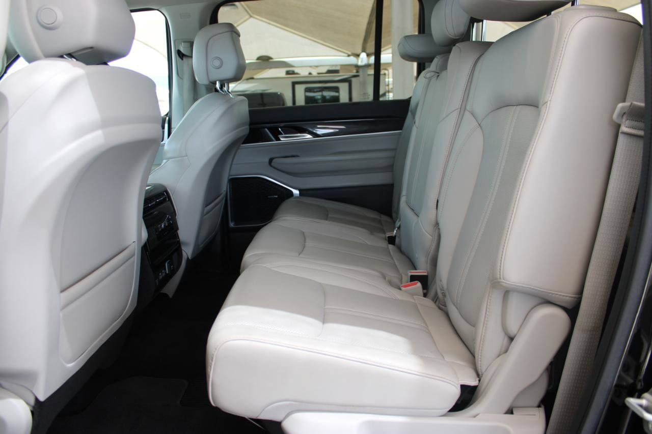 Used 2022 Jeep Wagoneer Series I AWD/4WD image 12
