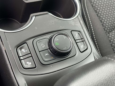 Used 2023 GMC Terrain SLE w/ Driver Convenience Package image 28