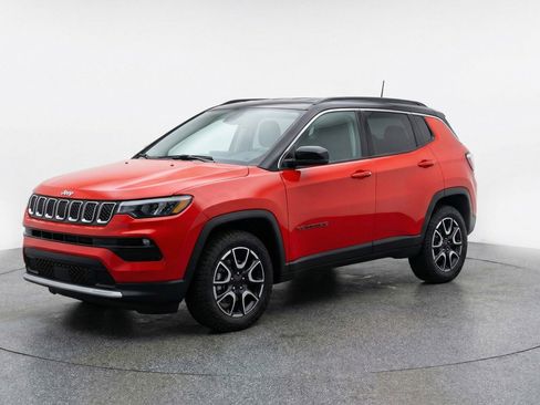 Used 2025 Jeep Compass Trailhawk AWD/4WD image 3
