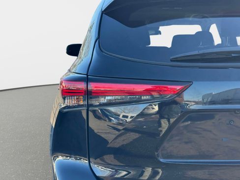 Used 2022 Toyota Highlander LE image 9