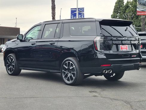 New 2026 Chevrolet Suburban RST image 2