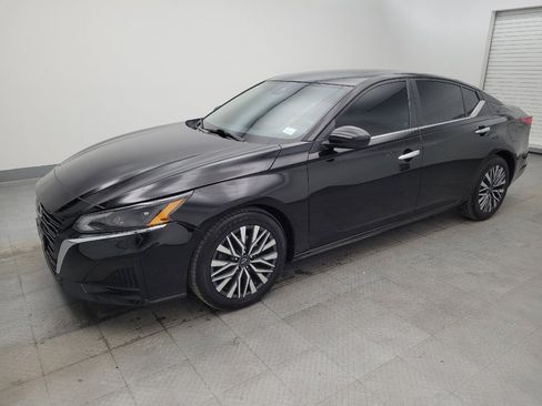 Used 2023 Nissan Altima 2.5 SV image 2