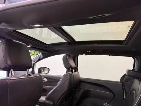 Certified 2025 Chrysler Pacifica Limited image 15