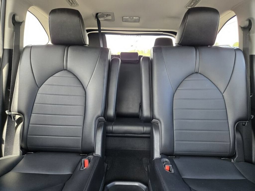 Used 2021 Toyota Highlander XLE FWD image 11