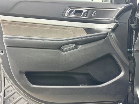 Used 2017 Ford Explorer XLT w/ XLT Technology Feature Bundle image 26