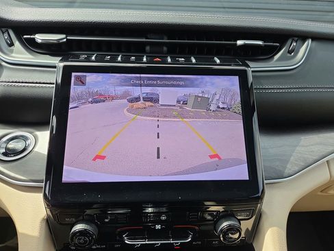 Used 2025 Jeep Grand Cherokee Limited image 12