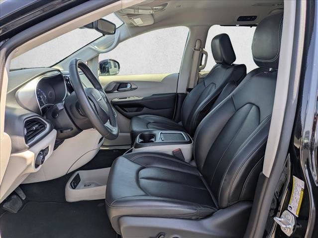 Used 2024 Chrysler Pacifica Touring-L FWD image 15