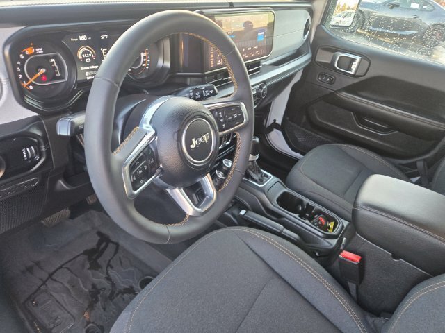 Used 2024 Jeep Wrangler Unlimited Sahara w/ Technology Group AWD/4WD image 12