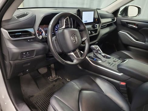 Used 2023 Toyota Highlander XLE AWD/4WD image 13