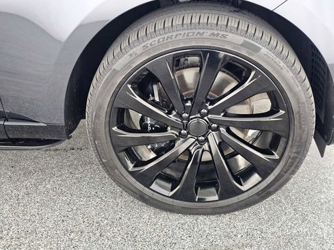 Used 2025 Land Rover Range Rover SE image 9