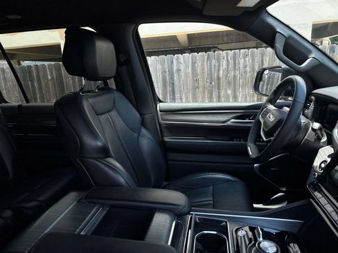 Used 2024 Jeep Wagoneer L Series III w/ Flexible Seating Group AWD/4WD image 9
