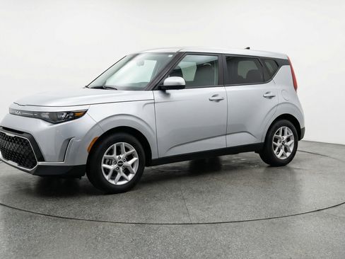 Used 2025 Kia Soul LX w/ LX Technology Package FWD image 3