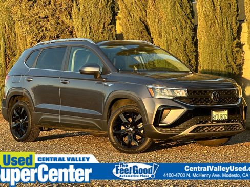Certified 2022 Volkswagen Taos SE image 1