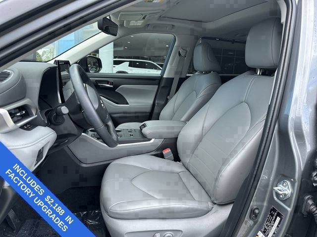 Used 2025 Toyota Highlander XLE FWD image 30