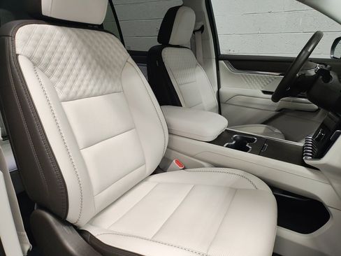 Used 2025 GMC Acadia Denali w/ Super Cruise Package image 9