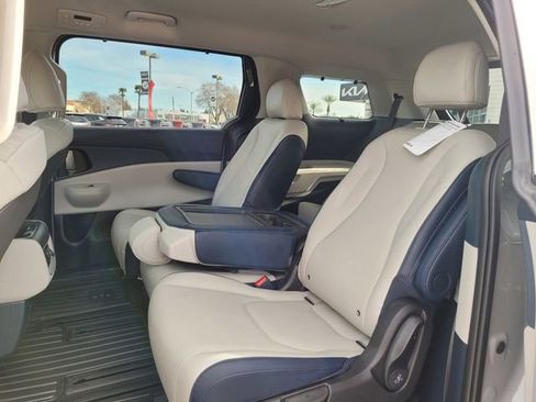 New 2026 Kia Carnival EX image 7