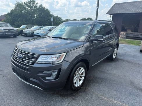 Used 2017 Ford Explorer XLT w/ Equipment Group 202A FWD image 7