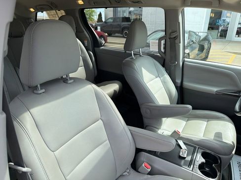 Used 2019 Toyota Sienna XLE w/ XLE Navigation Package FWD image 31