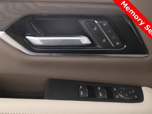 Used 2025 GMC Yukon Denali w/ Sun & Power Step Package image 21